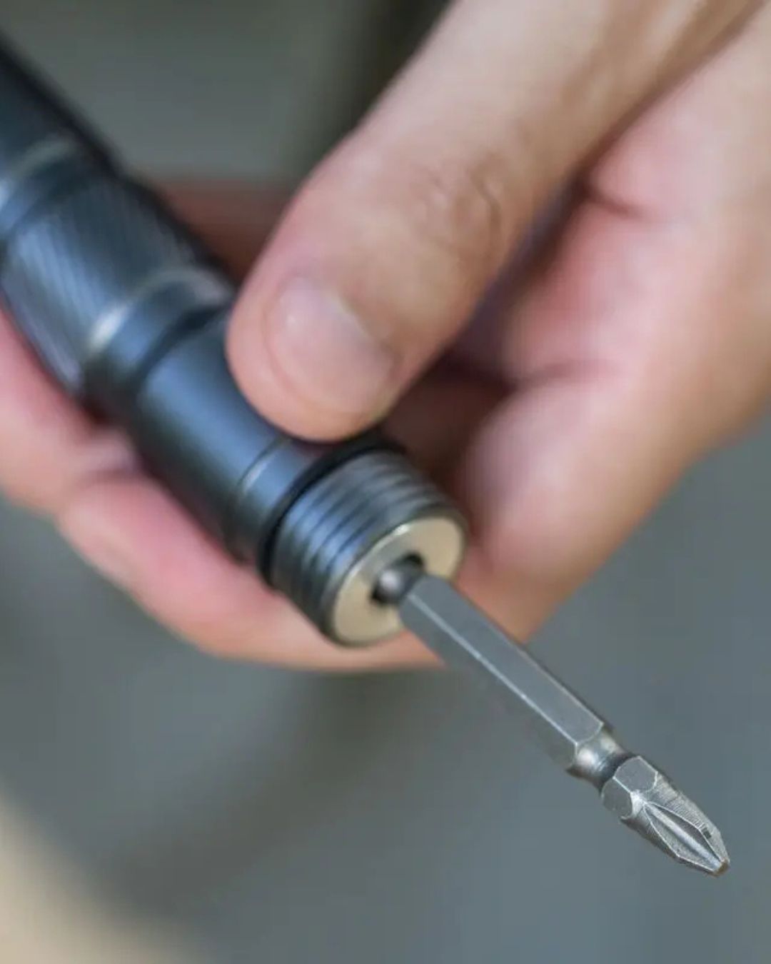 Bâton de Randonnée Multifonction Télescopique – Ultra Résistant & Équipé d’Outils de Survie