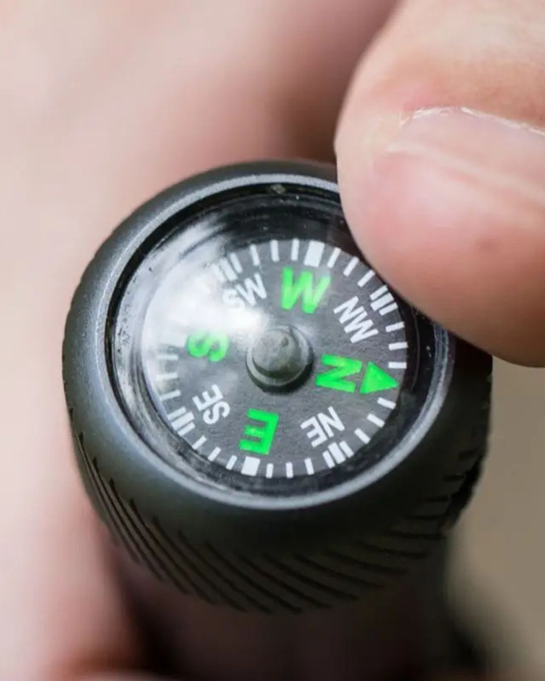 Bâton de Randonnée Multifonction Télescopique – Ultra Résistant & Équipé d’Outils de Survie
