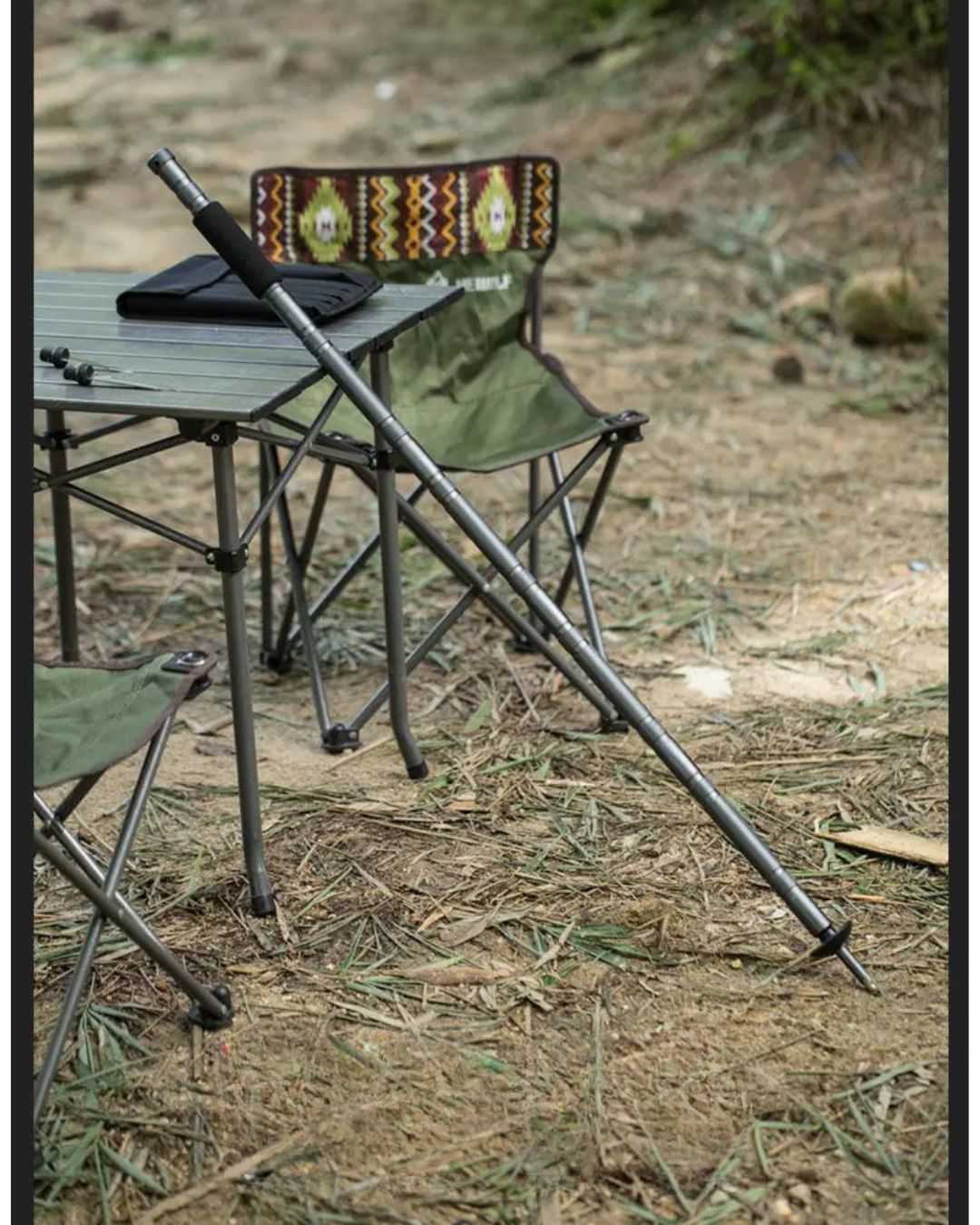 Bâton de Randonnée Multifonction Télescopique – Ultra Résistant & Équipé d’Outils de Survie