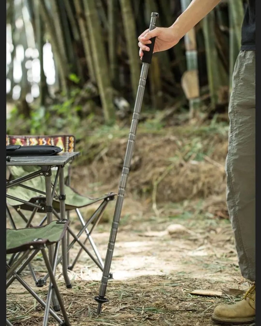 Bâton de Randonnée Multifonction Télescopique – Ultra Résistant & Équipé d’Outils de Survie
