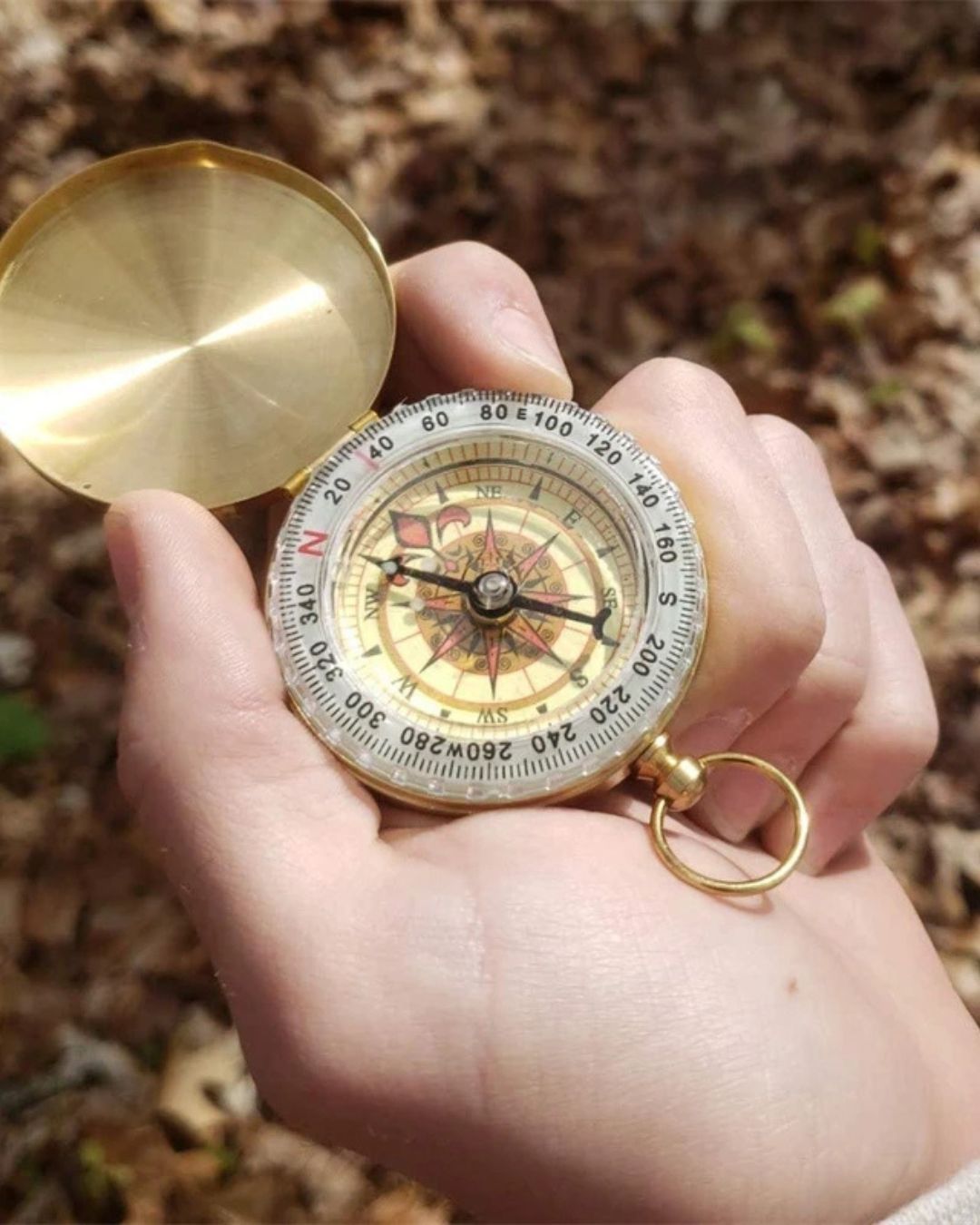 Boussole de Randonnée en Laiton – Compacte, Étanche & Luminescente