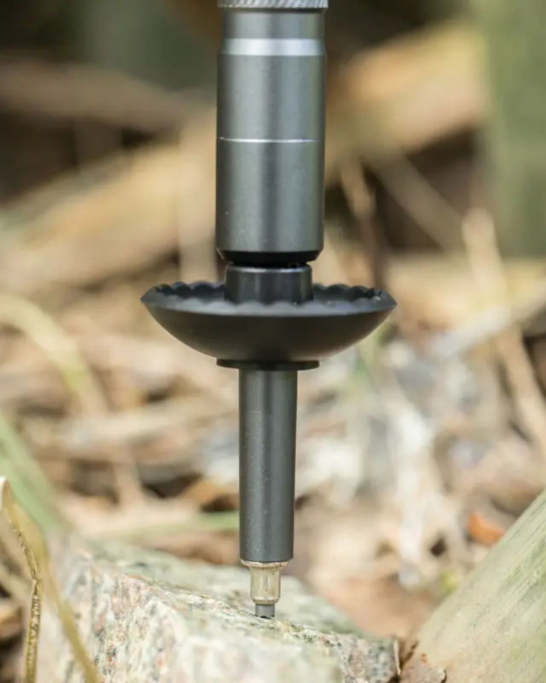 Bâton de Randonnée Multifonction Télescopique – Ultra Résistant & Équipé d’Outils de Survie
