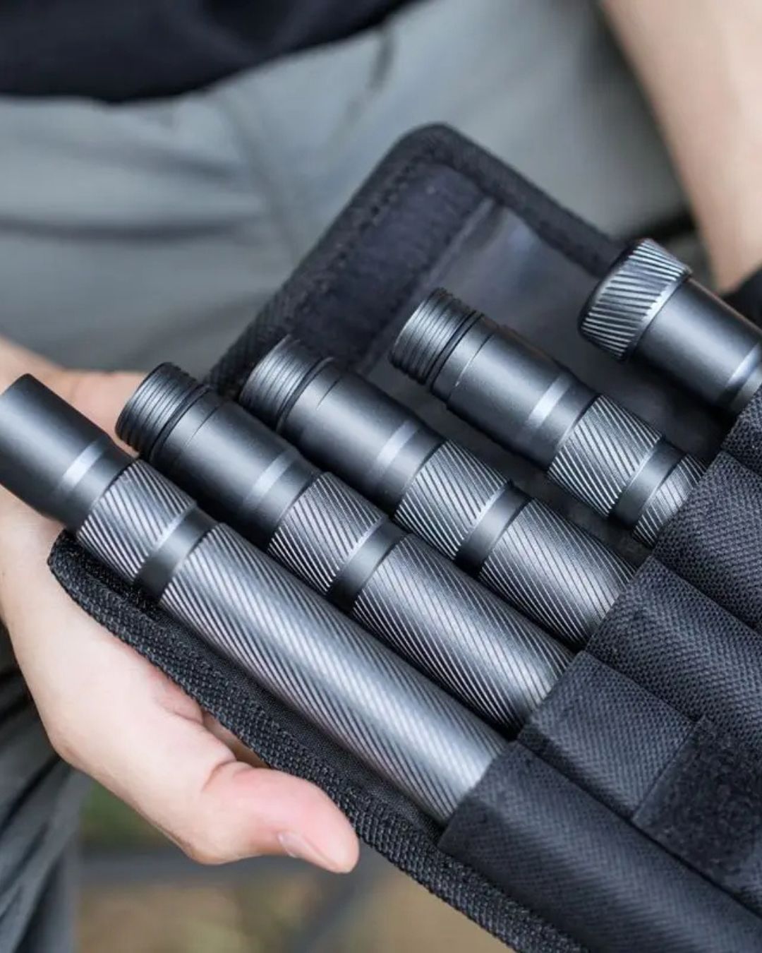 Bâton de Randonnée Multifonction Télescopique – Ultra Résistant & Équipé d’Outils de Survie