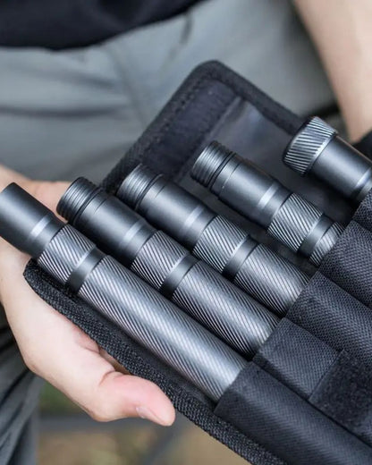 Bâton de Randonnée Multifonction Télescopique – Ultra Résistant & Équipé d’Outils de Survie